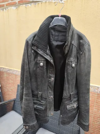 Cazadora polipiel gris efecto desgastado