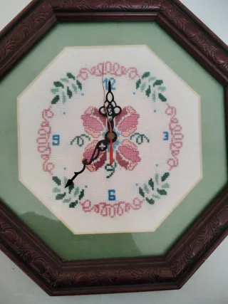 Reloj de pared antiguo punto de cruz