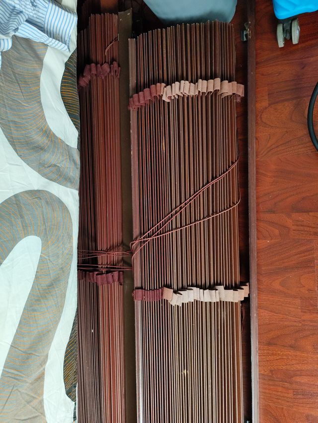 Persianas venecianas de madera nogal.