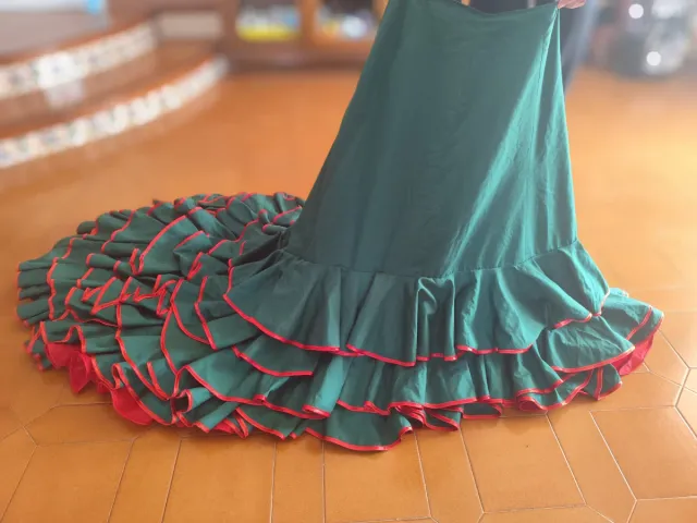 Abito con coda verde con volant