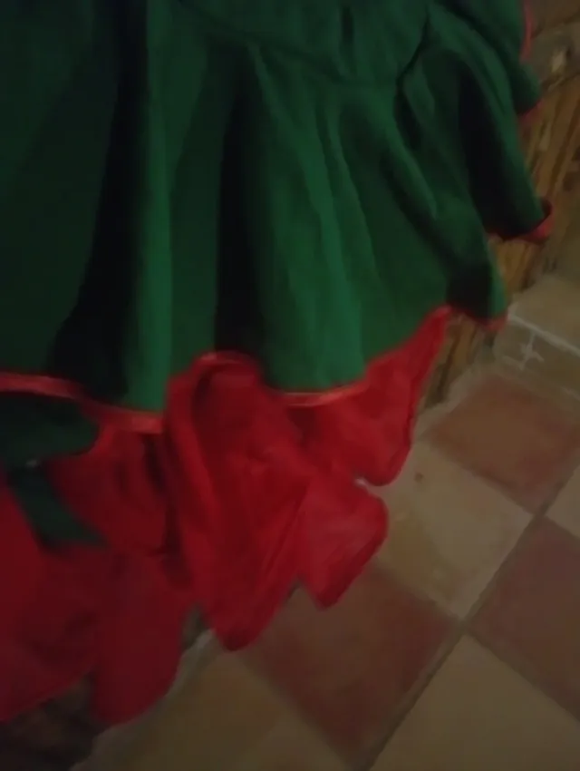 Abito con coda verde con volant