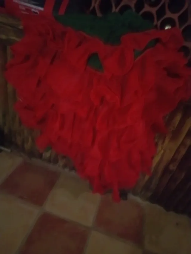 Abito con coda verde con volant