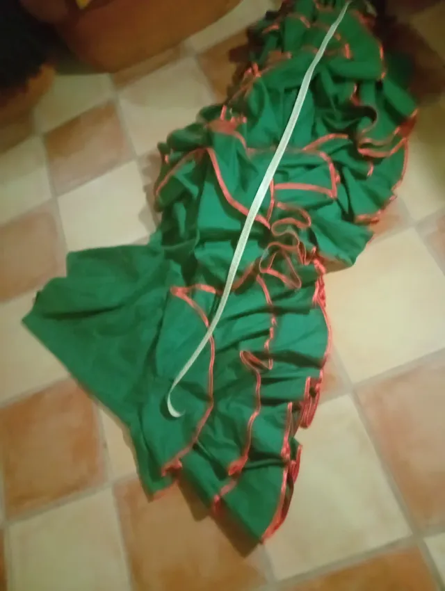 Abito con coda verde con volant