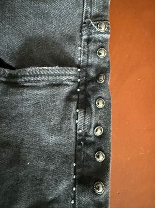 Pantalón Zara gris con tachuelas