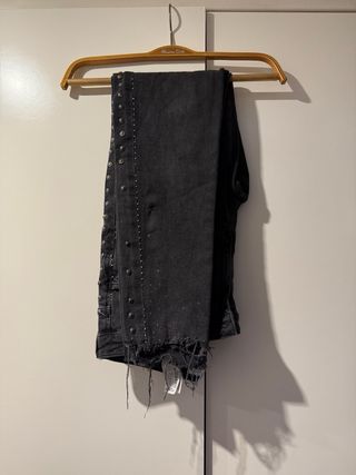 Pantalón Zara gris con tachuelas