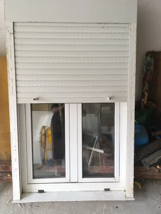 Ventana doble hoja con persiana