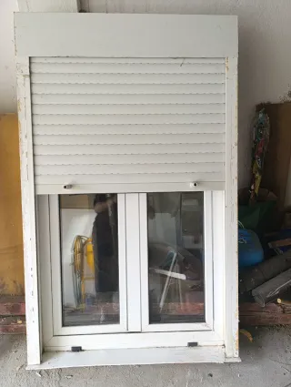 Ventana doble hoja con persiana