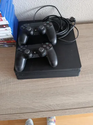 PS4 (PlayStation 4) con 2 mandos y 13 juegos