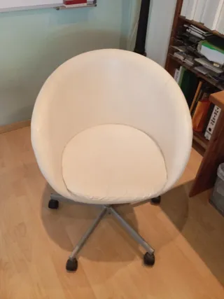 Silla de oficina blanca con ruedas