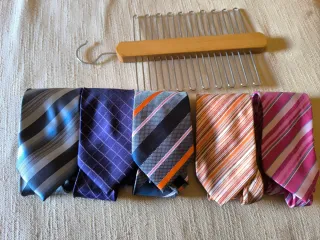 Percha corbatero y 5 corbatas