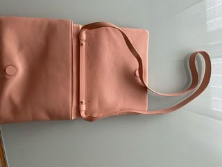 Bolso de piel beige y rosa