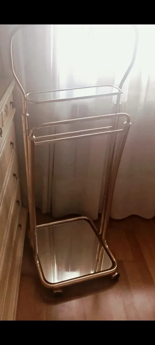 Galán de noche dorado con espejo