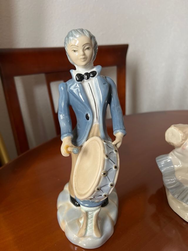 Set di figure in porcellana