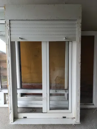 Ventana doble hoja con persiana