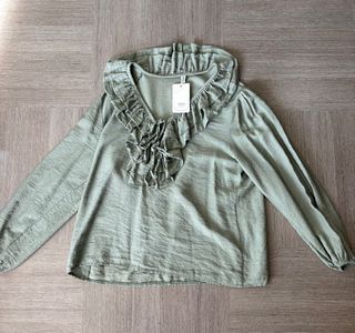 Blusa H&M verde con volantes