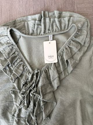 Blusa H&M verde con volantes