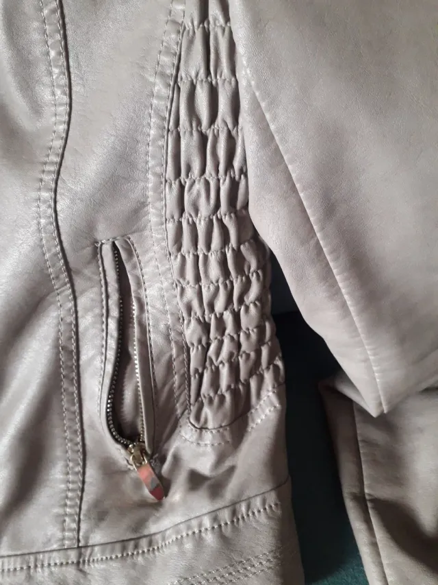 Chaqueta polipiel beige