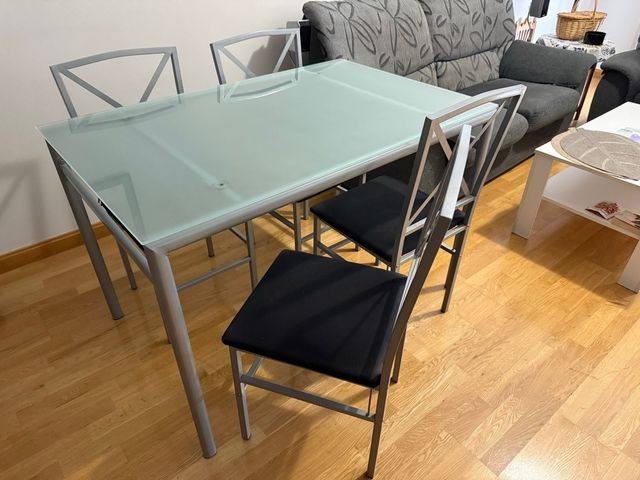 Mesa de comedor cristal y metal con 4 sillas