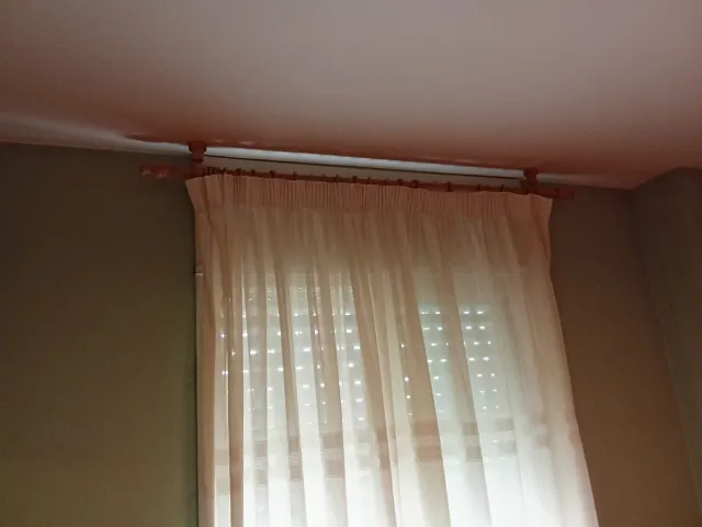 Cortina de tela beige y blanca