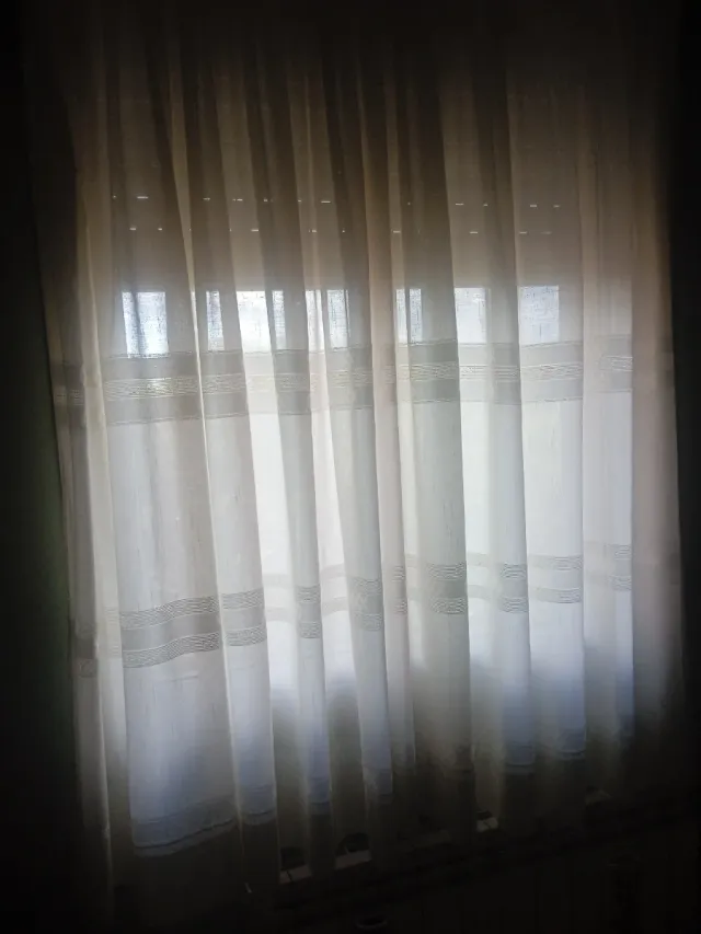 Cortina de tela beige y blanca