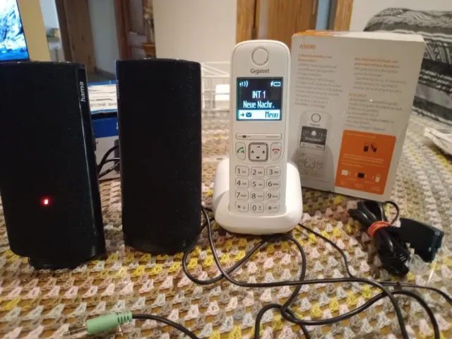 Teléfono Gigaset A5690 + 2 altavoces Hama