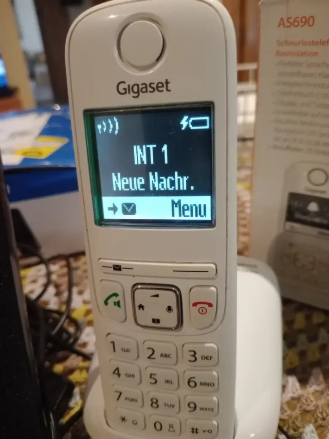 Teléfono Gigaset A5690 + 2 altavoces Hama