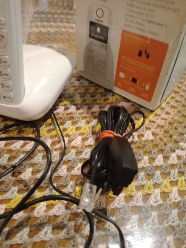 Teléfono Gigaset A5690 + 2 altavoces Hama