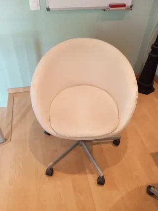 Silla de oficina giratoria blanca