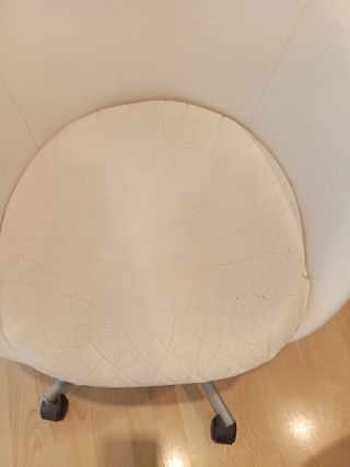 Silla de oficina giratoria blanca