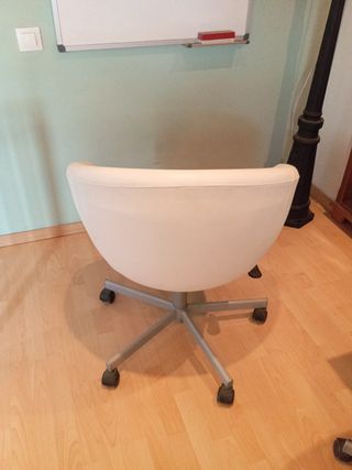 Silla de oficina giratoria blanca
