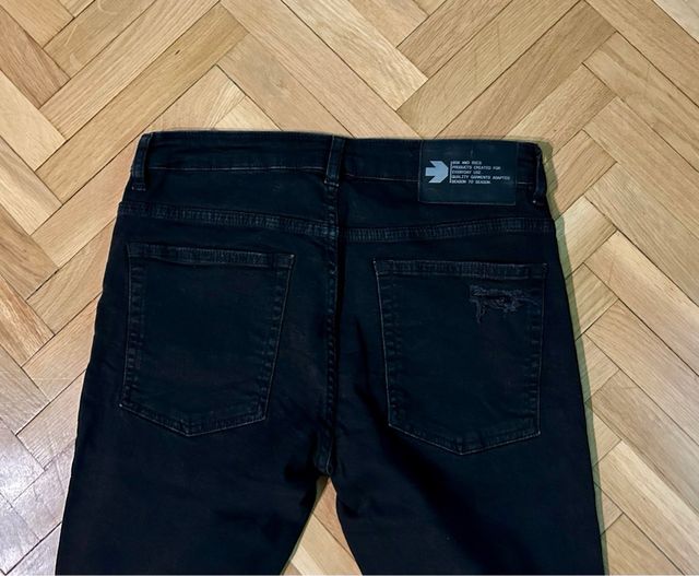 Vaqueros negros talla M/38, marca Bershka