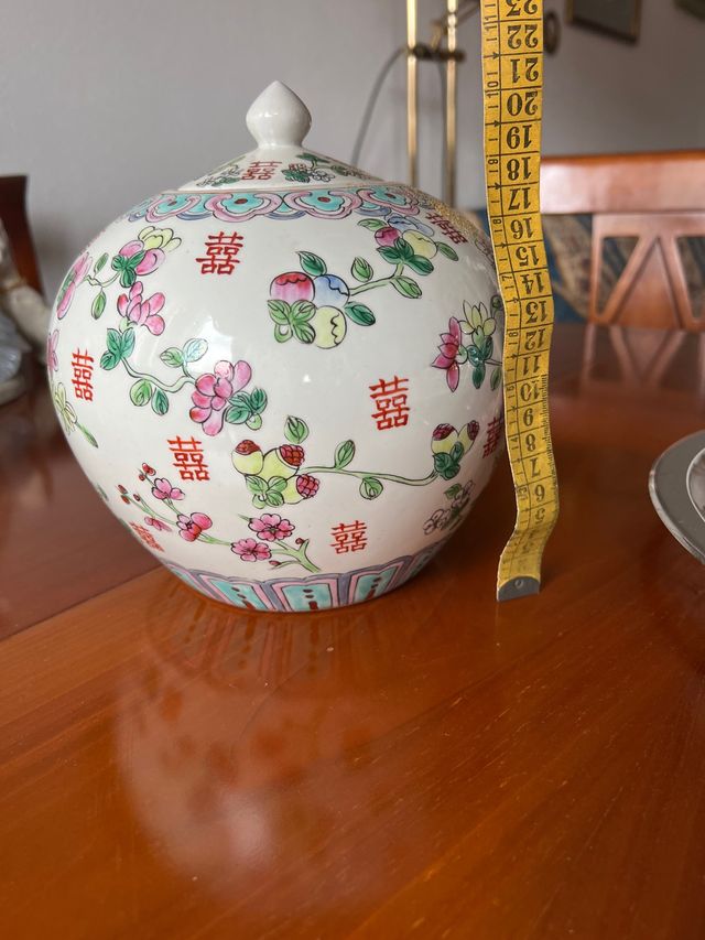 Antico vaso in porcellana cinese con fiori