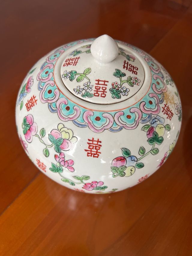 Antico vaso in porcellana cinese con fiori