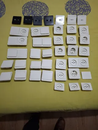 Lote mecanismos eléctricos.