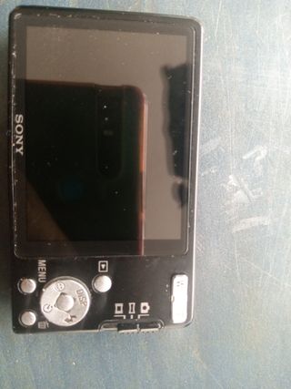 Cámara Sony Cyber-shot 14.1 MP no tiene cargador