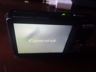 Cámara Sony Cyber-shot 14.1 MP no tiene cargador