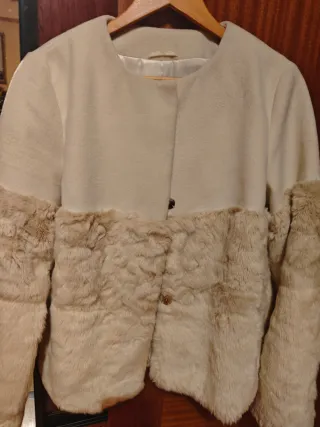 Abrigo Stradivarius crema con pelo