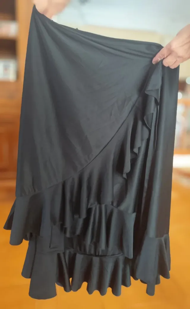 Gonna di prova nera con volant