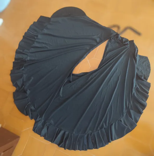 Gonna di prova nera con volant