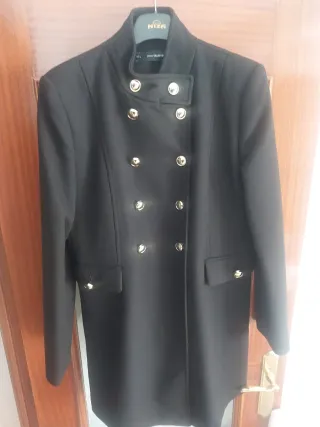 Abrigo negro mujer botones dorados