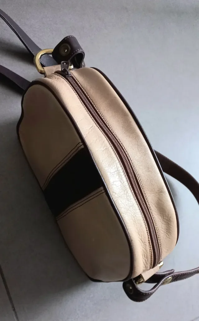 Bolso piel beige y marrón 25x18x8cm. Sin marca.