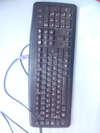 Torre Packard Bell con monitor, teclado y cables