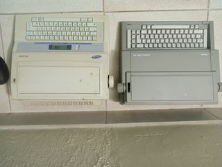 2 máquinas de escribir Samsung y Olivetti