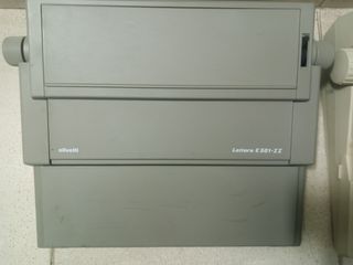 2 máquinas de escribir Samsung y Olivetti