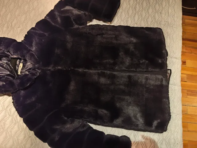 Elegante abrigo de pelo negro