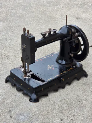 Antigua máquina de coser New National año 1909