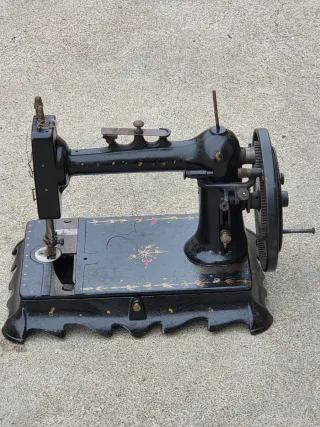 Antigua máquina de coser New National año 1909