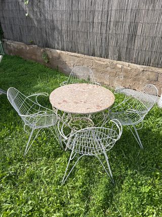 Mesa y 4 sillas de jardín