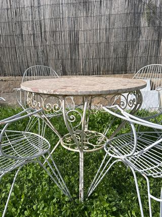 Mesa y 4 sillas de jardín