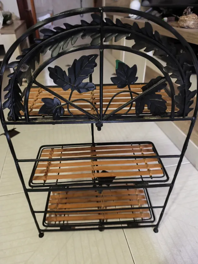 Estantería de forja y bambú.